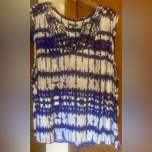 NYDJ EUC 25”PTP Sz: 2X blue & white tie-dye print with a patterned neck detail